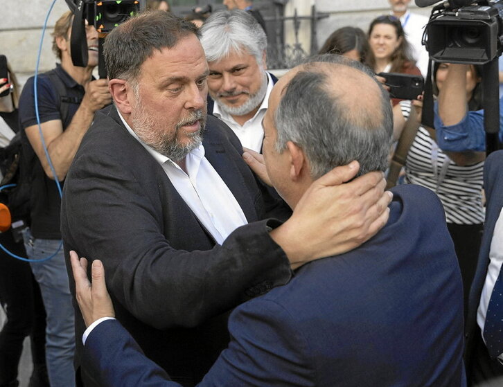 Oriol Junqueras (ERC) y Jordi Turull (Junts), se abrazan tras aprobarse la Ley.