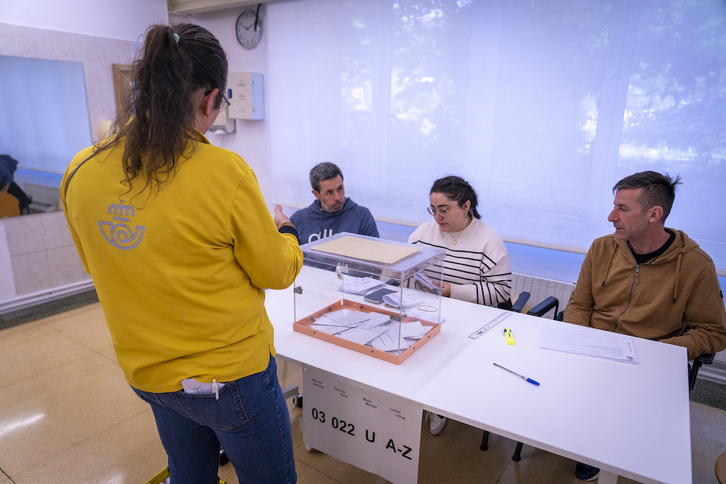 Una trabajadora de Correos entrega los votos por correo en una mesa electoral de Donostia en las anteriores elecciones.