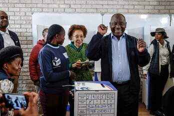 El presidente sudafricano, Cyril Ramaphosa, tras depositar su voto.