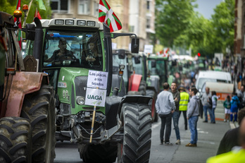 Un tractor, este sábado por las calles de Gasteiz.