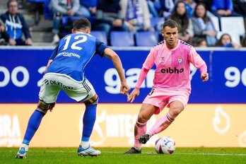 Aketxe encara a Dani Calvo en el partido de la primera vuelta entre Oviedo y Eibar.