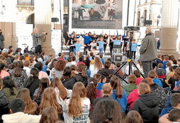 Asteazkenero azoka egiten den Ordiziako plaza nagusia izango da igandeko jaiaren guneetako bat. Argazkian, bideokliparen grabaketa saioa.