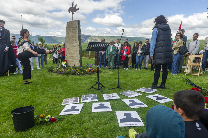 Inauguración del memorial de los ferroviarios fusilados en Paternain. 