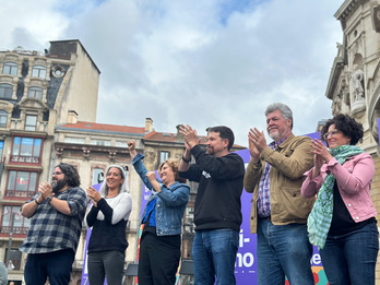 Pablo Iglesias arropado por Luis Miguel Lapeña, Eneritz de Madariaga, Pilar Garrido, Juantxo Lopez de Uralde y Ana Viñals.