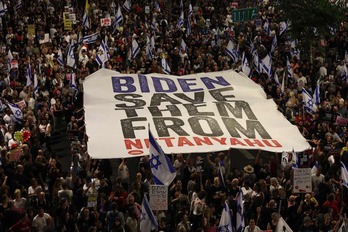 Familiares de los rehenes israelíes y sus partidarios se manifiestan para pedir su liberación en Tel Aviv.