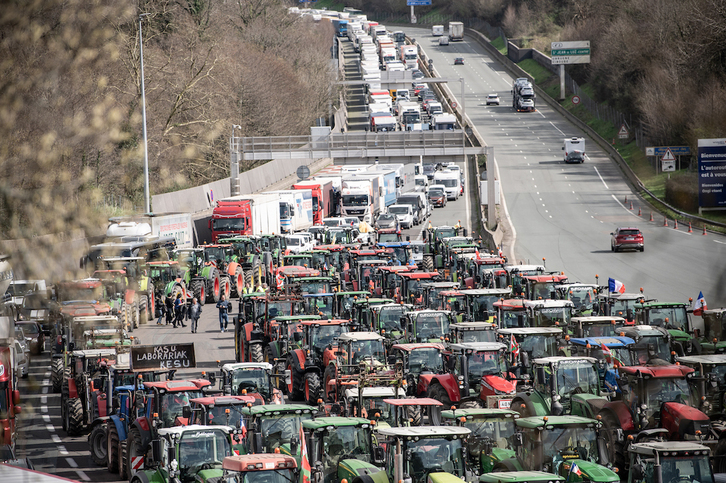 Tractores concentrados ante el peaje de Biriatu, en la protesta a ambos lados de la muga, el pasado 7 de marzo.