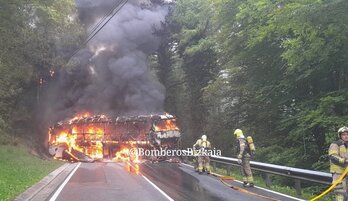 Imagen del autobús incendiado difundida por los bomberos de Bizkaia.