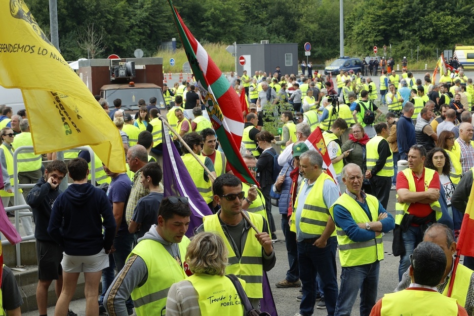 Decenas de agricultores en la protesta.