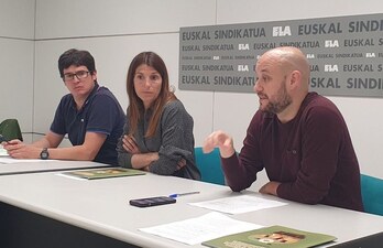 Imanol Pascual, coordinador de ELA en Nafarroa; Janire Landaluze, integrante del gabinete de estudios de ELA; y Gorka Martija, investigador de OMAL.