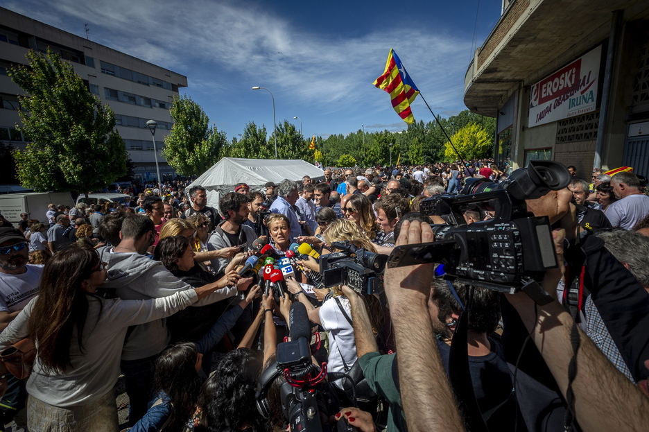 Gran despliegue de medios para cubrir la movilización por los jóvenes altsasuarras.