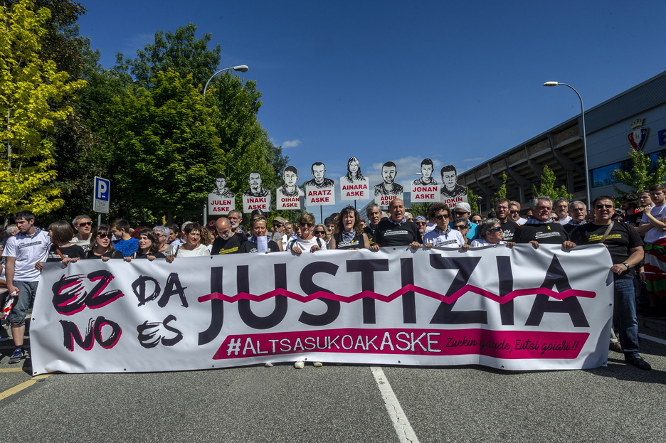 Familiares en la cabeza de manifestación con la pancarta que pide justicia y carteles de los jóvenes de Altsasu.
