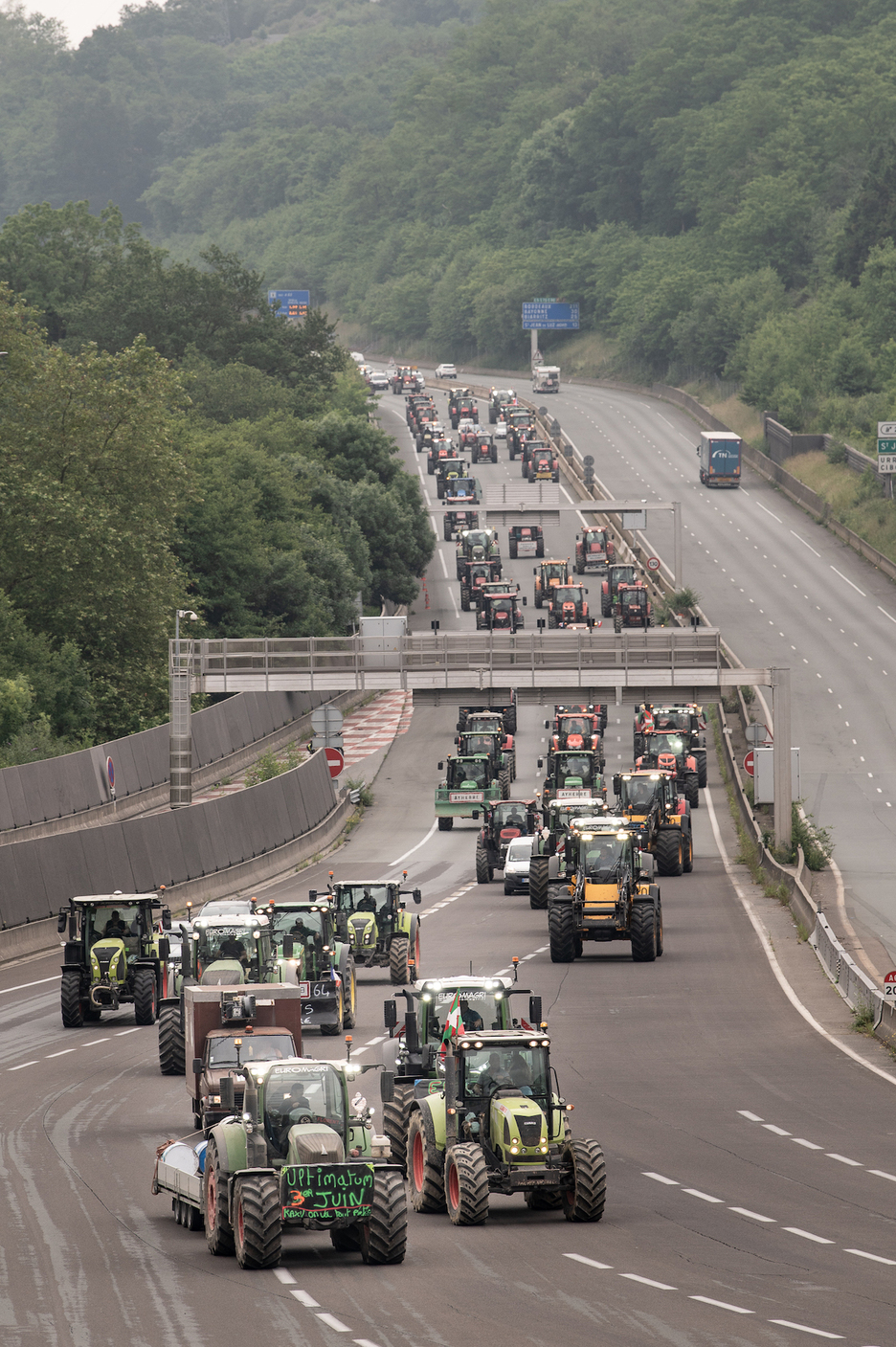 La caravana de agricultores llegando a Biriatu por la A-63.
