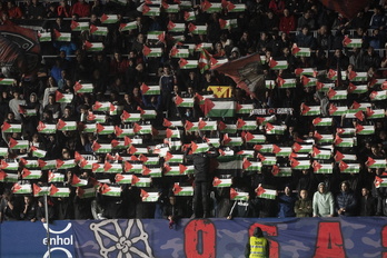 Exhibición de banderas palestinas durante el encuentro entre Osasuna y Granda en octubre de 2023.
