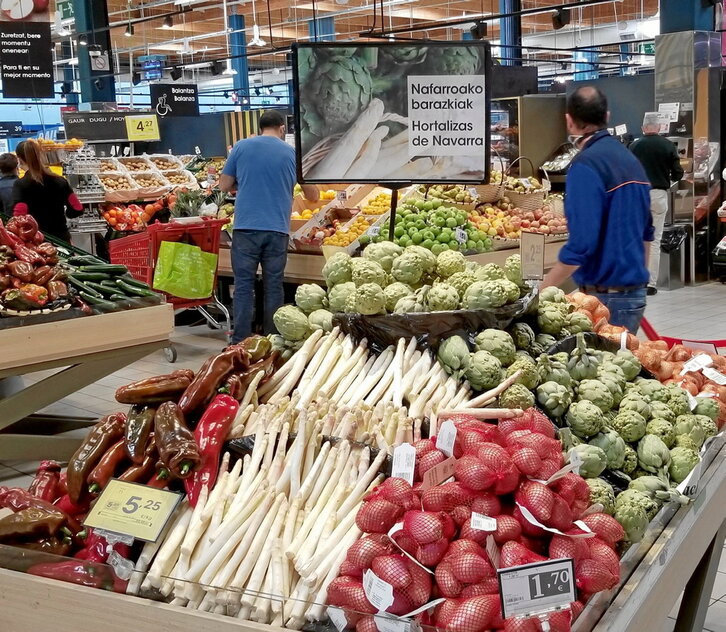 EROSKI comercializa el 60% de la fruta y verdura sin envase, un porcentaje de productos a granel que es aún mayor en otras secciones como en pescadería, donde supera el 85%.