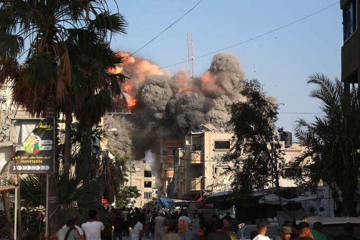 Una bola de fuego y humo se eleva tras un bombardeo israelí en Bureij, en el centro de Gaza.