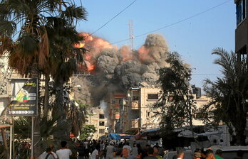 Una bola de fuego y humo se eleva tras un bombardeo israelí en Bureij, en el centro de Gaza.