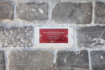 Una de las placas en recuerdo a los muertos en el encierro colocadas por iniciativa de Ibarrola.