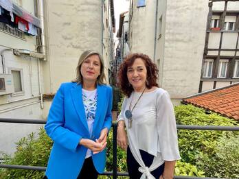 La poetisa y actriz Elisa Rueda (derecha), junto a Sonia Díaz de Corcuera (izquierda), concejala de Cultura del Ayuntamiento de Gasteiz.