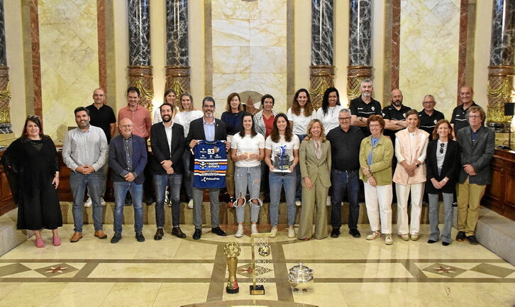 Las jugadoras Boada y Menéndez y el alcalde de Donostia Eneko Goia encabezan la foto de la recepción institucional.