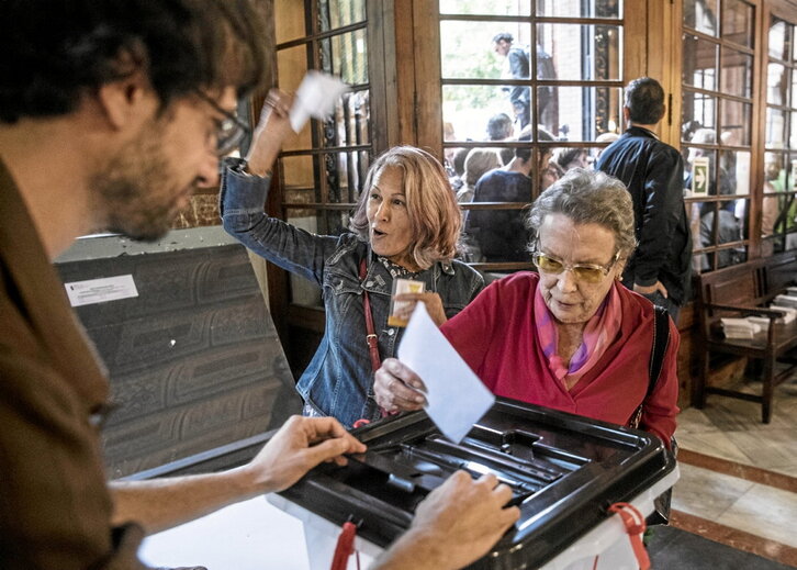 Votantes en el referéndum catalán del 1-O, en un colegio de Barcelona.