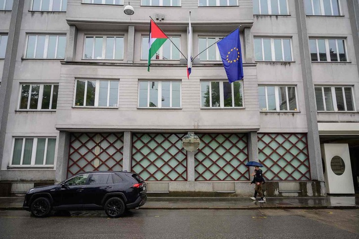 Una bandera palestina ondea en un edificio oficial de la capital eslovena tras aprobarse el reconocimiento. 