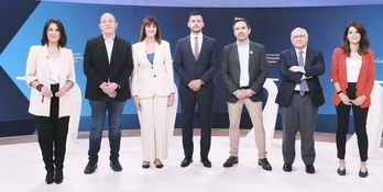 Agirregoitia, Barrena, Mendia, Larrea, Zarzalejos y Serra, junto al moderador del debate retransmitido en ETB-2.