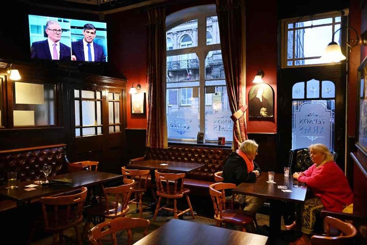Un pub de Liverpool durante el debate electoral entre Sunak y Starmer.