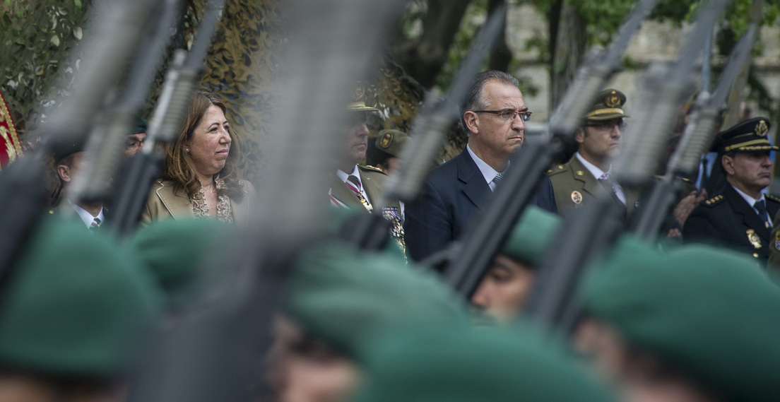 Desfile militar del Regimiento América 66 en Iruñea ante la delegada del Gobierno y el alcalde de la ciudad.