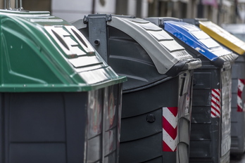 Contenedores para la recogida selectiva de residuos en Gasteiz.