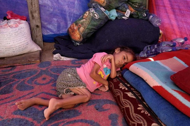 Hana Abdelrahaman al-Rai, de 4 años y que sufre desnutrición, en una tienda de desplazados en Zawayda, en el centro de Gaza.