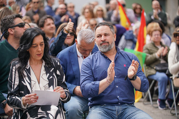 La candidata Amaia Martínez y el presidente, Santiago Abascal, con camisa azul.