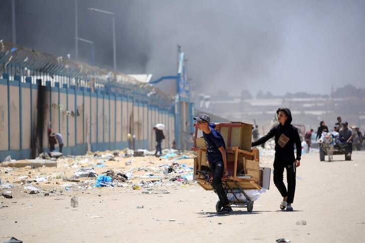 Palestinos huyen de Tal Al Sultán, en Rafah, al sur de Gaza.