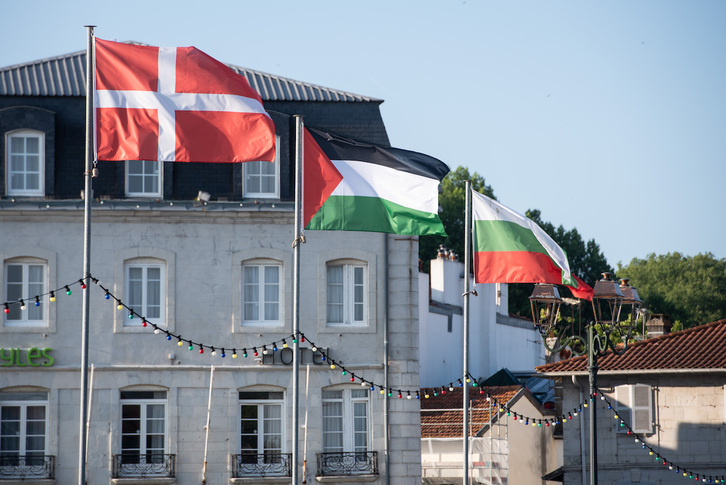 La bandera de Palestina, entre las de Dinamarca y Bulgaria, en el puente Saint-Esprit de Baiona.