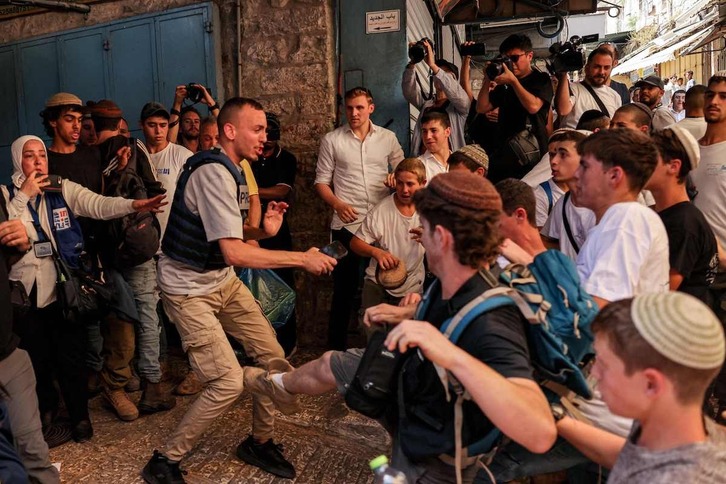 Turba sionista agrediendo a palestinos en la Ciudad Vieja de Jerusalén.