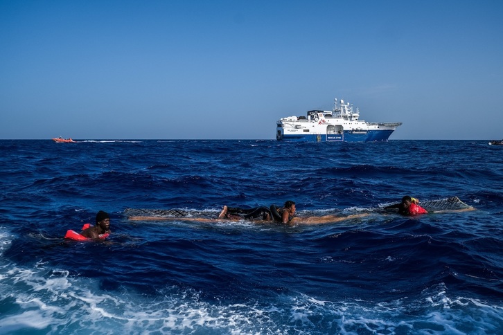 Migrantes siendo rescatados en el Mediterráneo en una imagen de archivo. 