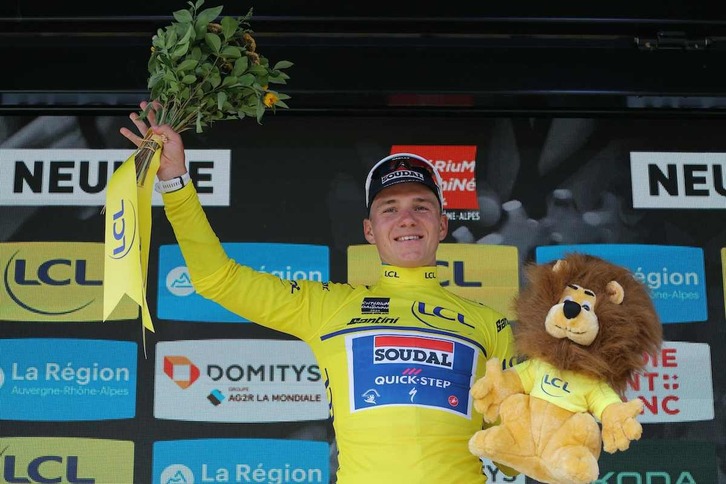 Remco Evenepoel posa con el maillot amarillo de líder del Criterium Dauphiné. 