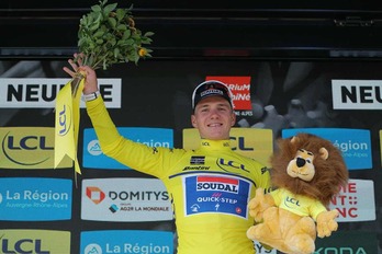 Remco Evenepoel posa con el maillot amarillo de líder de la Dauphiné. 