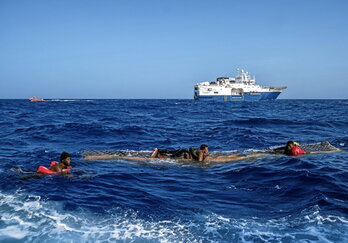 A la izquierda, migrantes siendo rescatados en el Mediterráneo. Arriba, Mark Rutte, Ursula von der Leyen, Giorgia Meloni y el presidente tunecino, Kais Saied.