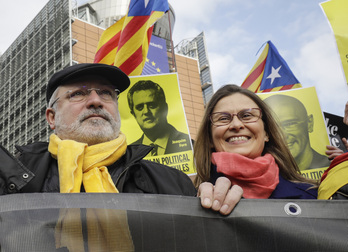 Lluís Puig, junto a Meritxell Serret, durante una protesta en Bruselas, en una imagen de archivo. 