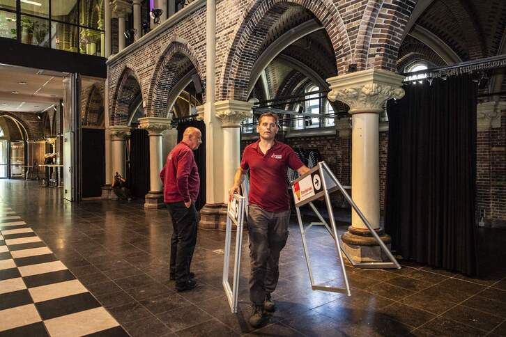 Dos operarios ultiman los preparativos en un colegio electoral de Países Bajos, que abrirá las urnas este jueves. 