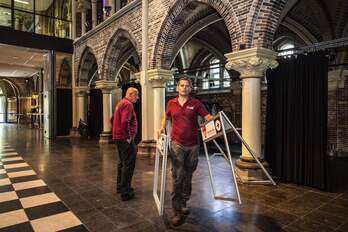 Dos operarios ultiman los preparativos en un colegio electoral de Países Bajos, los primeros en acudir a las urnas. 