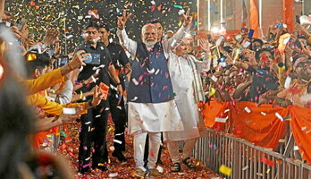 Narendra Modi hace el signo de la victoria al llegar a la sede del BJP en Nueva Delhi.