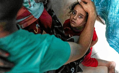 Una niña herida es atendida en el suelo del hospital Al-Aqsa, tras uno de los ataques israelíes en Bureij.