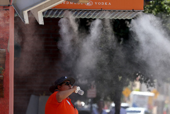 Una mujer combate las temperaturas extremas, de más de 40 grados, en Phoenix, Arizona.