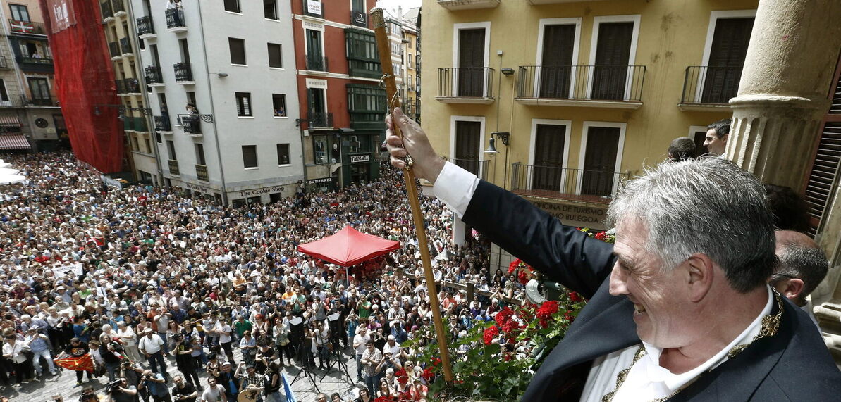 Joseba Asiron saluda desde el balcón consistorial tras ser elegido alcalde de Iruñea. 