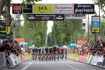 El pelotón cruza la meta tras neutralizarse la quinta etapa del Dauphiné.