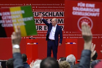 Olaf Scholz saluda a sus partidarios durante un mitin de campaña para las europeas.