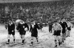 Athletic Club eta Manchester United taldeen arteko partida San Mames Estadioan, 1956-57ko Europako Txapeldunen Kopako final-laurdenetan.