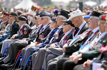 Veteranos en la ceremonia conmemorativa del 80º aniversario del desembarco anfibio aliado del Día D en Normandía.