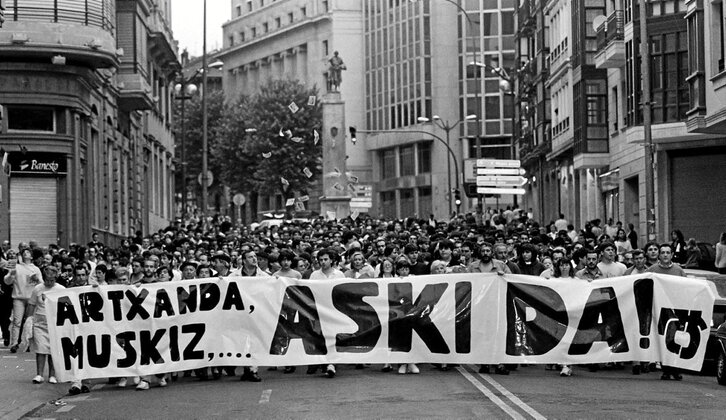 Arriba, manifestación en Bilbo el 2 de junio en denuncia de las explosiones aún sin esclarecer de Artxanda y Muskiz. Abajo, Nelson Mandela.